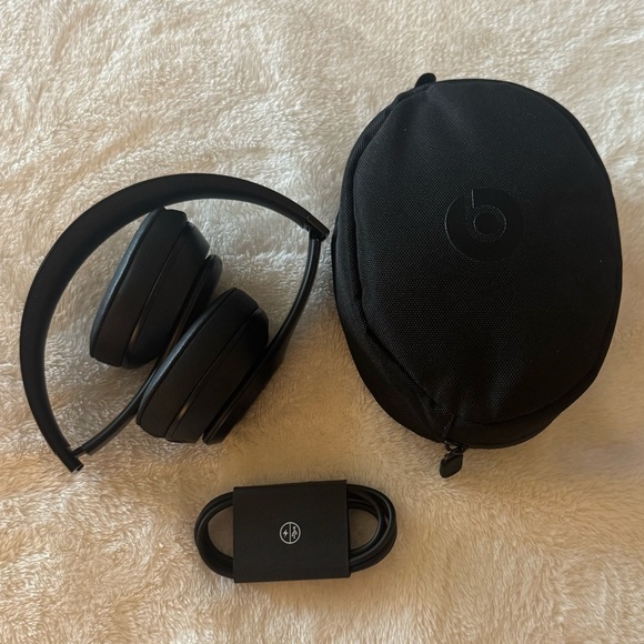 Beats Solo 3 Wireless Headphones - Picture 8 of 16